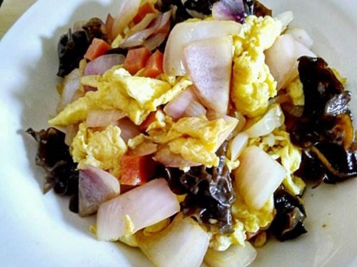 葱头木耳炒鸡蛋